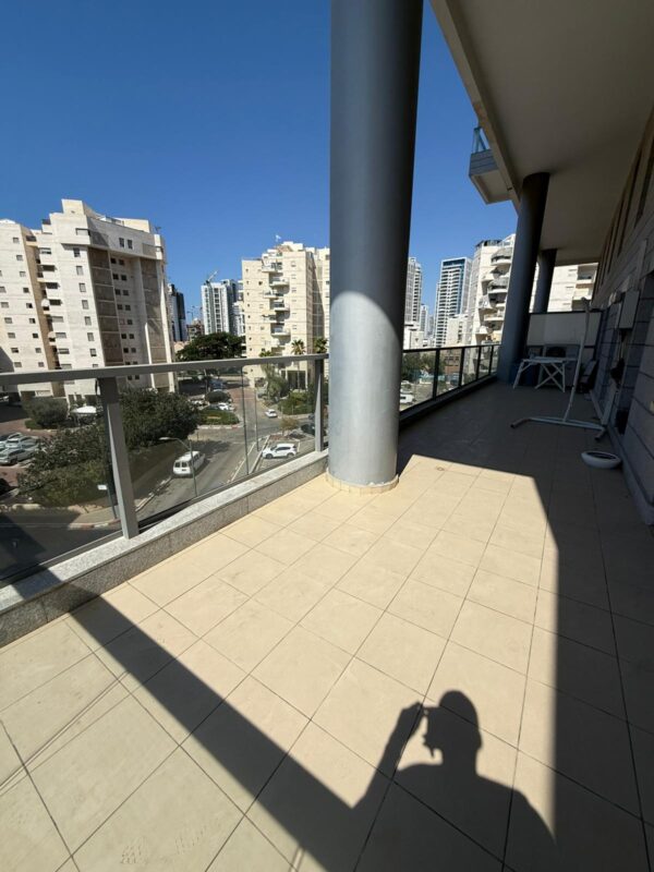 ⁦דירת 5 חדרים + מרפסת, שכונת נווה חוף, ראשון לציון⁩ – תמונה ⁦2⁩