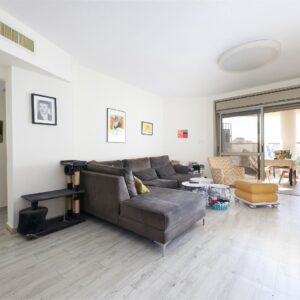 דירת 5 חדרים + ממ"ד, רחוב עוזי נרקיס, חולון